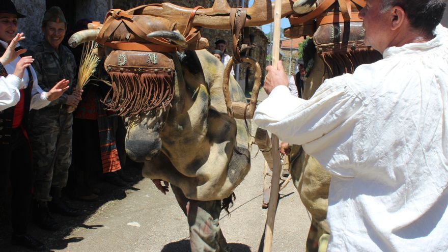 La Obisparra, la mascarada de invierno que un pueblo de Zamora celebra en verano para sobrevivir