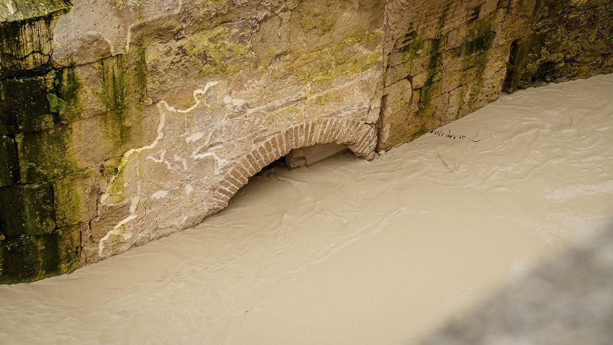 El cauce del río Guadalquivir sigue subiendo a su paso por Córdoba