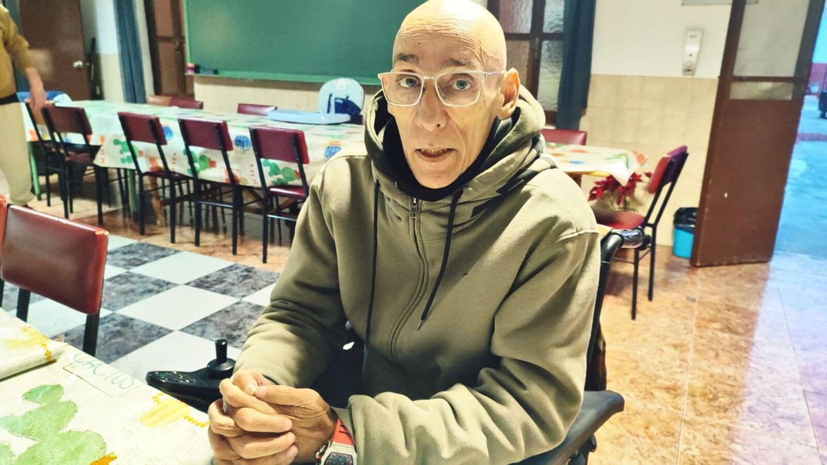 Fulgencio Madrid, responsable de una de las casas de El Buen Camino, en un momento de la entrevista. GLORIA PIÑERO