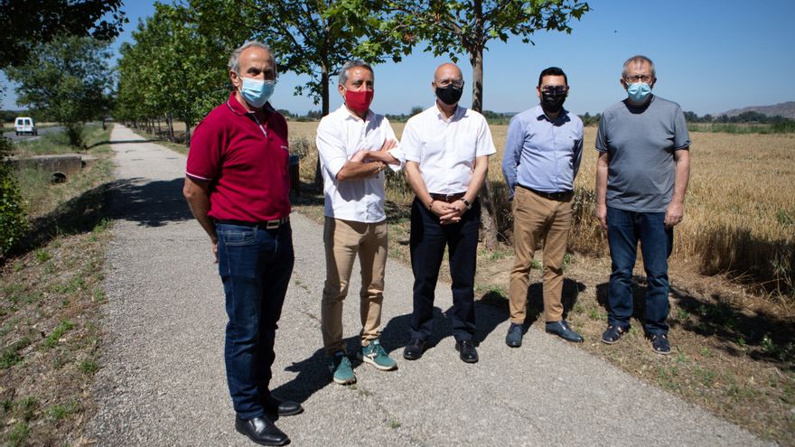 El concejal de Urbanismo de Carcastillo, Juan Antonio Jiménez; el alcalde de Carcastillo, Javier Igal; el consejero Ciriza; el director general de Administración Local y Despoblación, Jesús Mª Rodríguez, y el concejal de Agricultura, Jesús Mugueta.