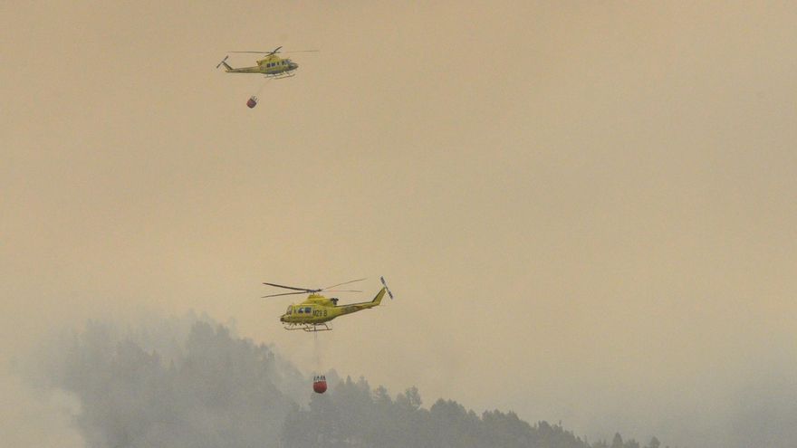 Dos helicópteros transportan descargas de agua sobre el municipio de Puntagorda, en La Palma.
