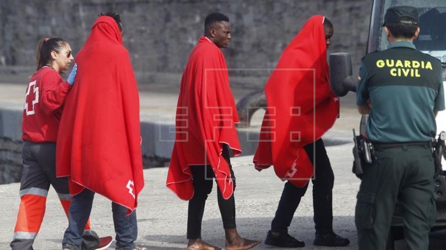 Rescatan a cuatro menores magrebíes en una patera en aguas del Estrecho