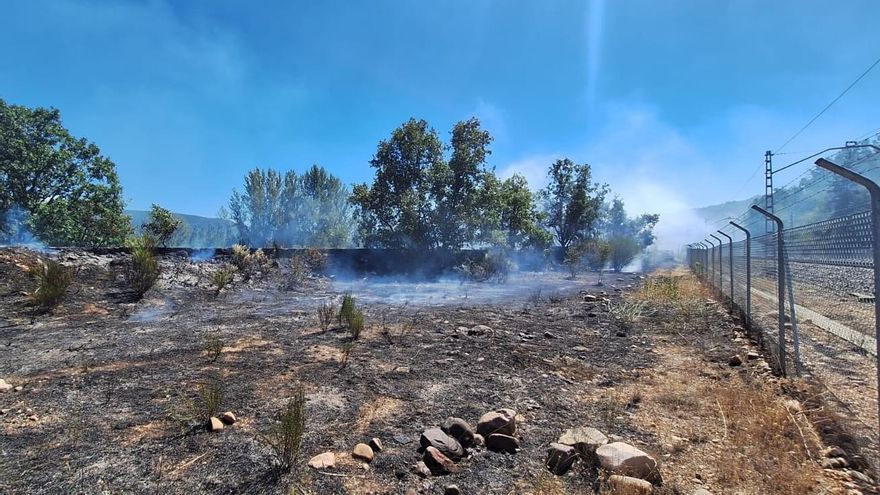 Incendio forestal junto a las vías del tren en la localidad de Cascantes, municipio de Cuadros.