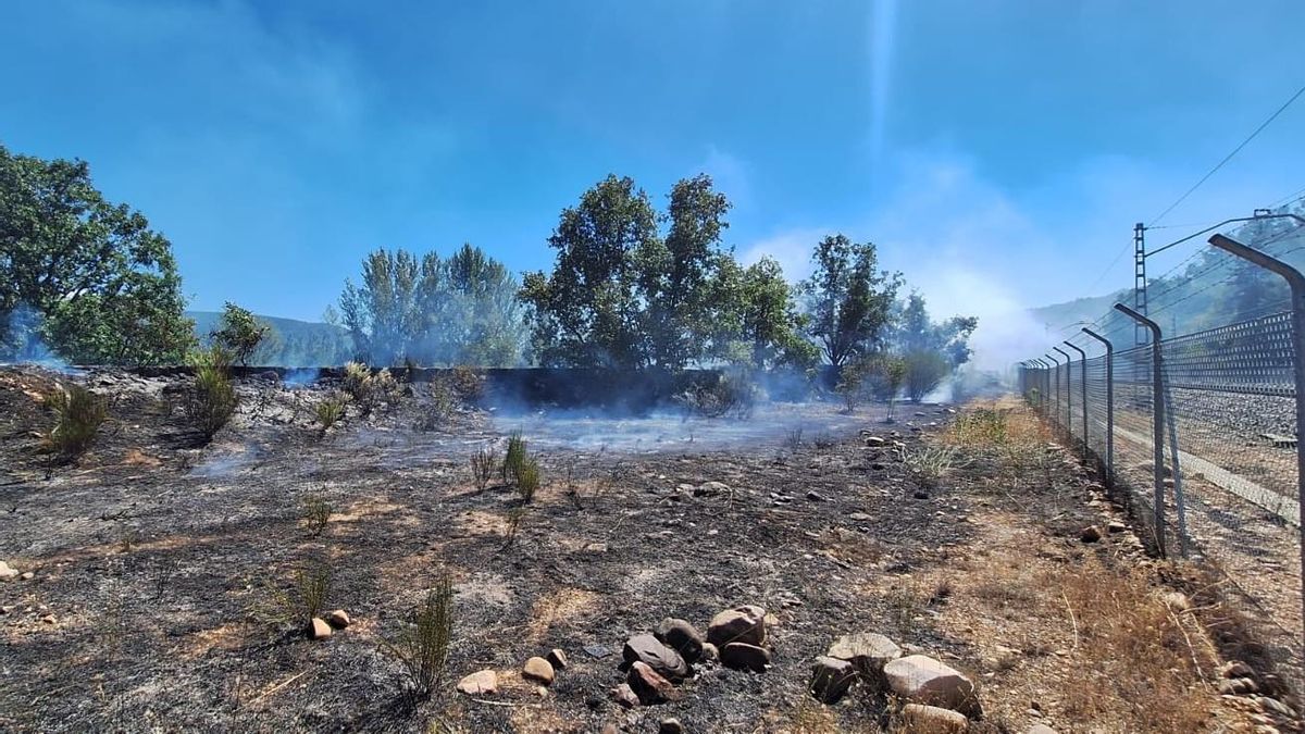 Tres incendios junto a las vías en La Robla, Cascantes y San Andrés obligaron a cortar el tráfico ferroviario entre León y Asturias