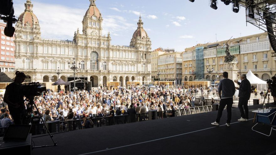 La plaza de María Pita se llenó durante dos días para seguir el Festival de las Ideas y la Cultura, que tuvo como maestro de ceremonias al actor Carlos Blanco