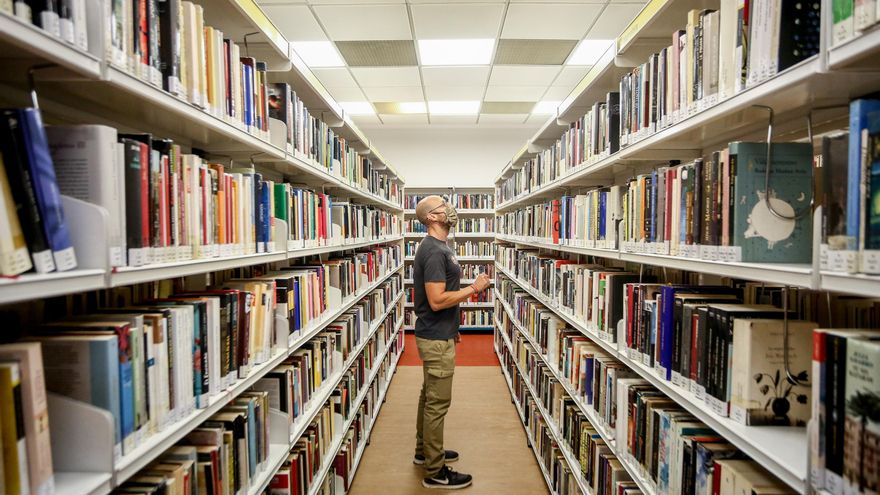 'El infinito en un junco' y 'Un amor', los libros más prestados en las bibliotecas madrileñas en 2021