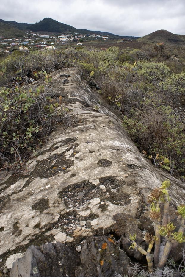 Parte superior de la Cueva de Lázaro en medio de las lavas de la Montaña de Los Valentines (Foto Jorge Pais Pais)