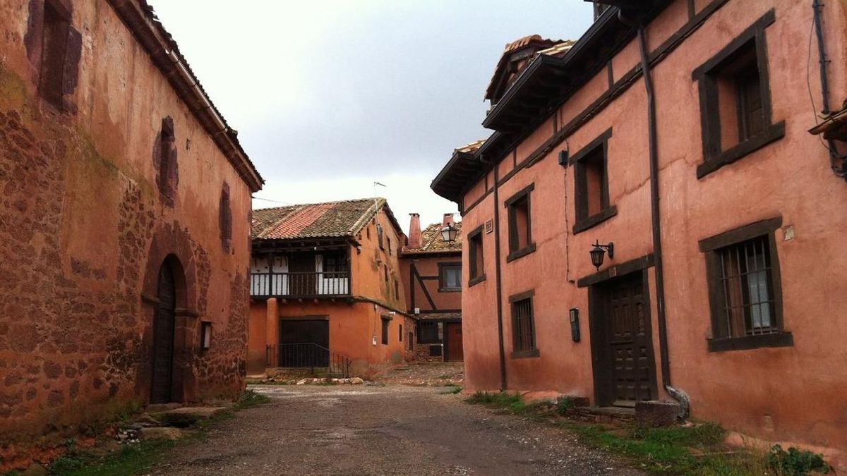 Madriguera, uno de los pueblos rojos de Segovia.
