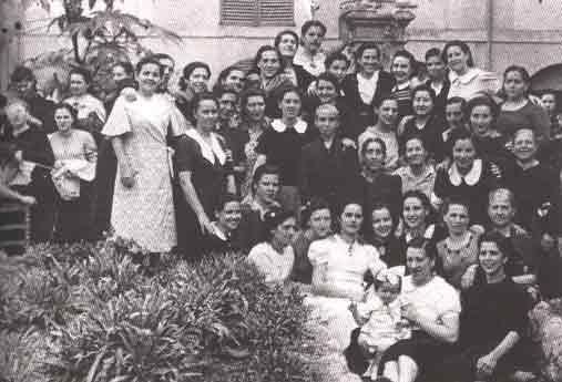 Grupo de presas en la prisión de mujeres de Palma (septiembre, 1941). Matilde Landa está situada en la fila superior -es la cuarta por la derecha, debajo de la columna-