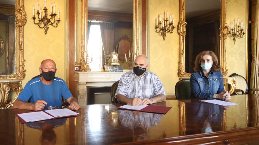 El vicepresidente segundo del Gobierno de Navarra, José María Aierdi (c), y el alcalde de Ituren, Francisco Javier Bereau,firman el concierto previo para la redacción del plan urbanístico del municipio. También participa Izaskun Abril, directora general.