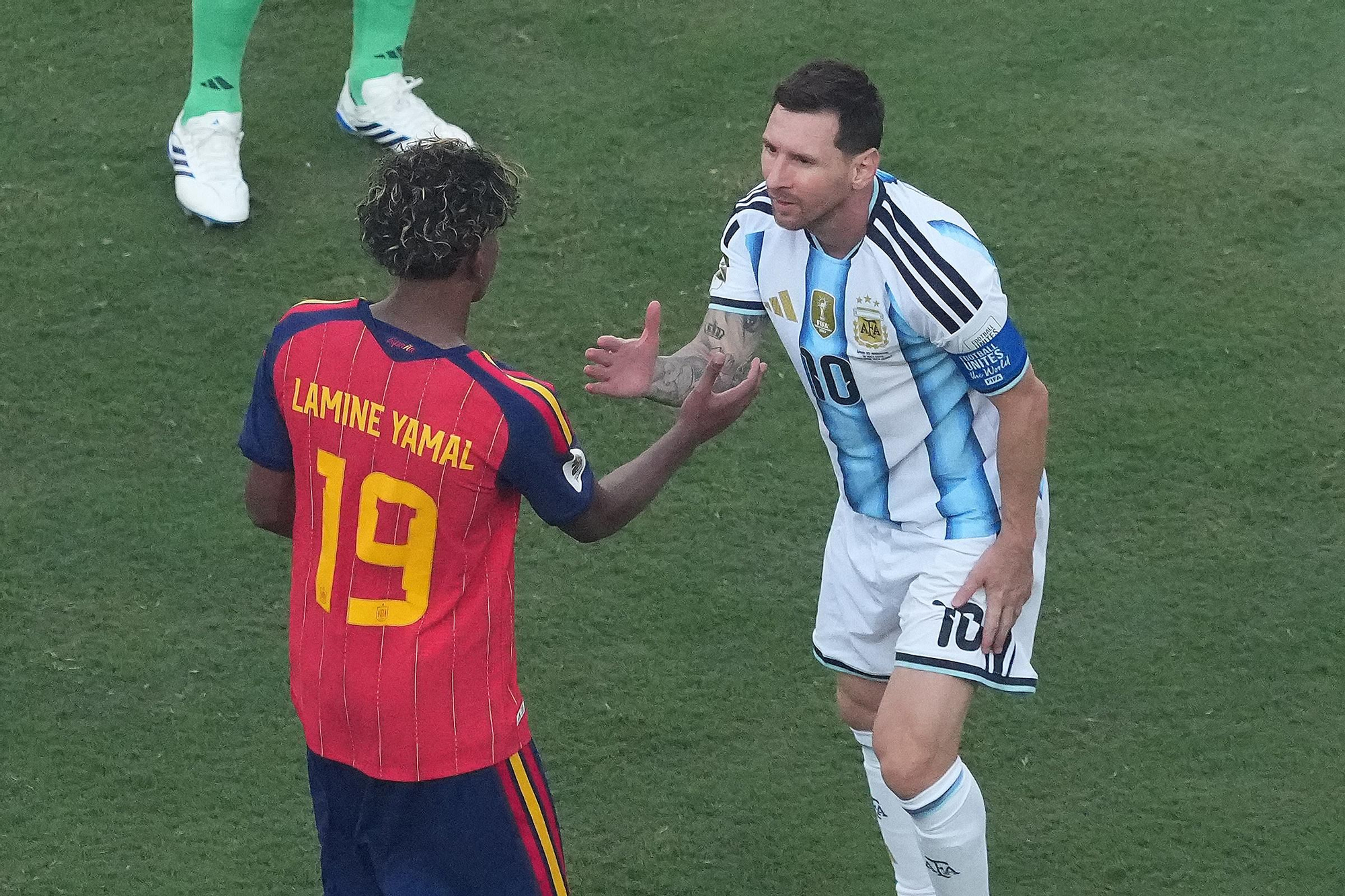 Lamine Yamal se acerca a Messi para saludarle tras el final del partido.