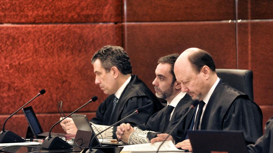 Los fiscales Josu Izaguirre y Manuel Pedreira, el abogado del Gobierno, Javier Otaola, y el letrado de Bizkaia