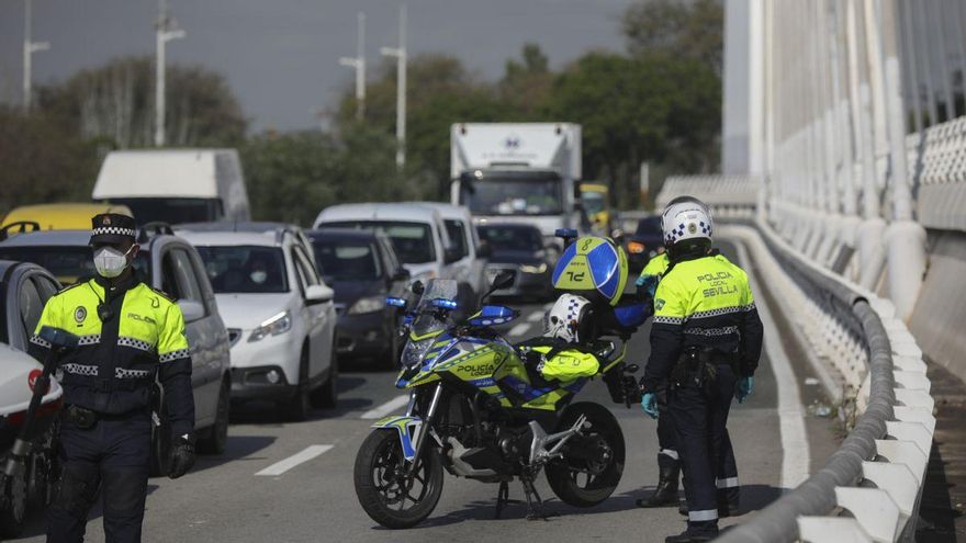 Agentes de la Policía Local de Sevilla, efectuando controles de tráfico y circulación en el Puente del Alamillo