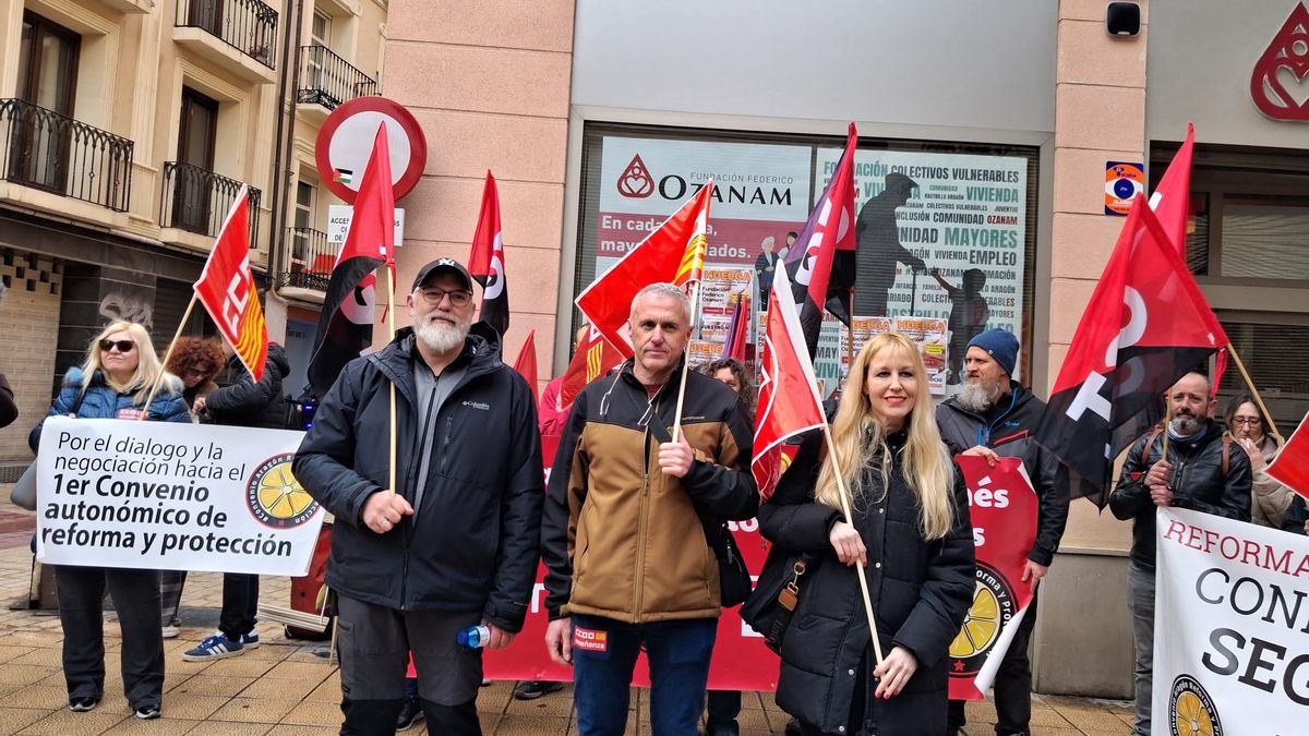 De izq. a dcha: Representantes de CGT, CC.OO y UGT