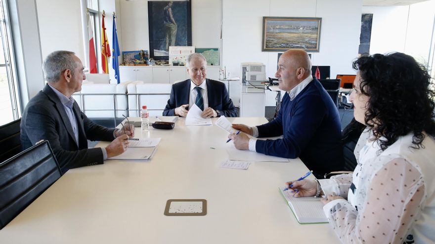 El consejero de Industria, Eduardo Arasti, y el alcalde de Cartes, Agustín Molleda