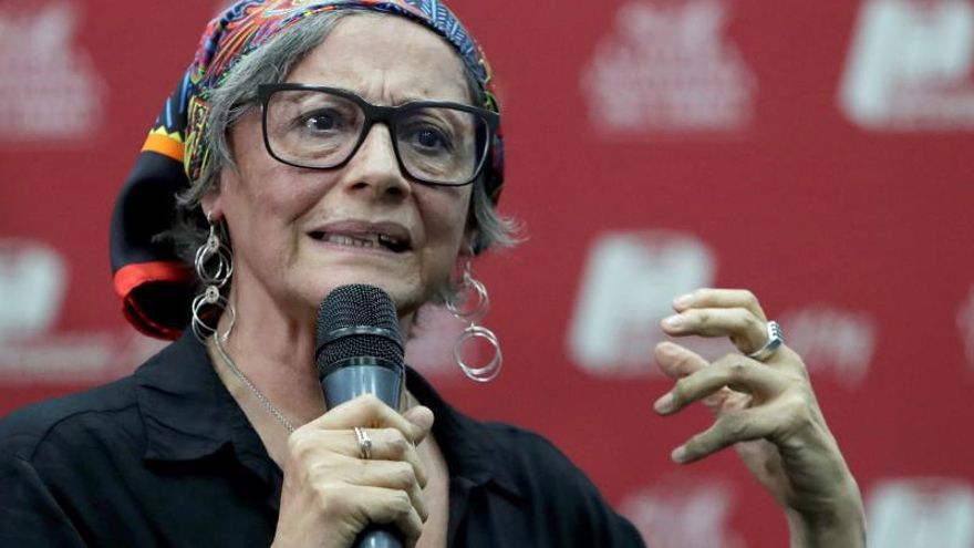 La directora de la Fundación Casa Taller, Gloria Bejarano, habla este viernes durante la presentación de libros y materiales con pertinencia cultural para la primera infancia impulsados por el Fondo de la Naciones Unidas para la Infancia (UNICEF) y el Ministerio de Educación (MEDUCA), en alianza con la Fundación Casa Taller, durante la Feria del Libro en ciudad de Panamá (Panamá).