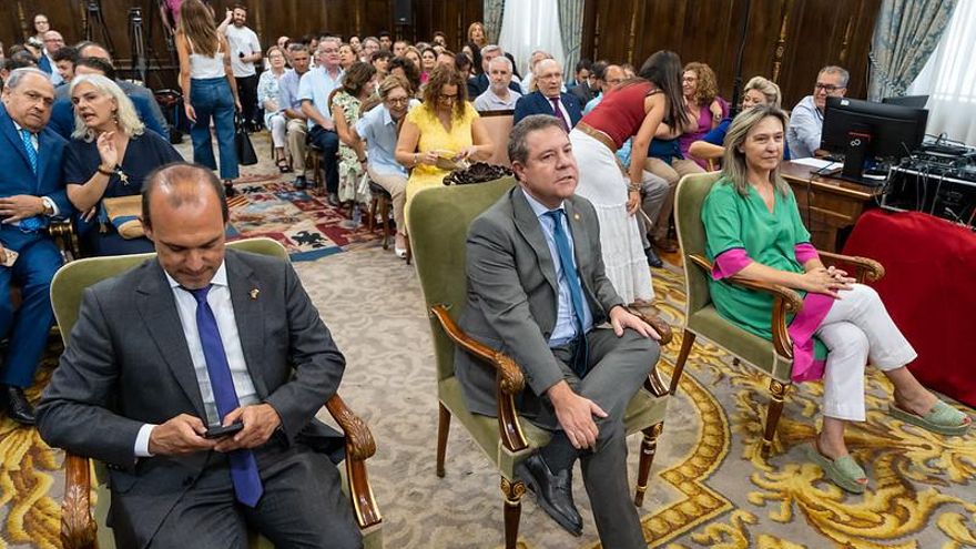 El presidente de Castilla-La Mancha, el presidente de las Cortes regionales y la alcaldesa de Guadalajara en el acto de constitución de la Diputación de Guadalajara