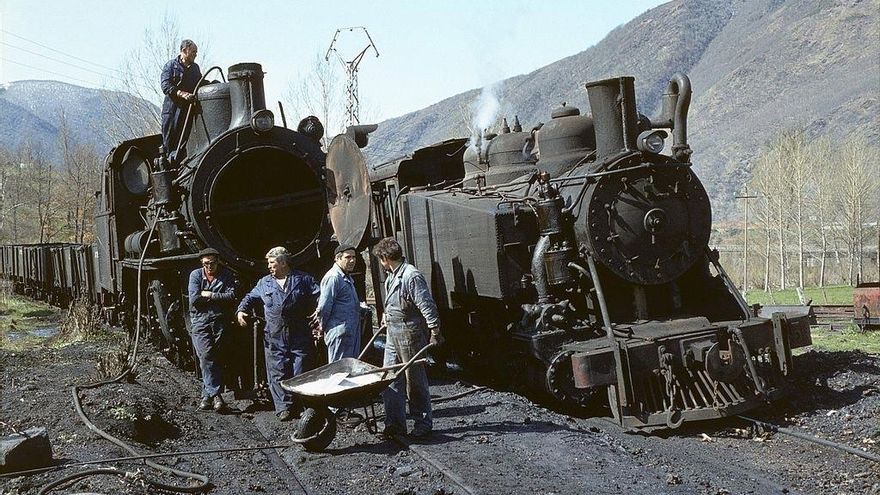 Máquinas de vapor del Ponfeblino y su cuadrilla en 1983. Foto: Didier DuForest (Wikimedia).