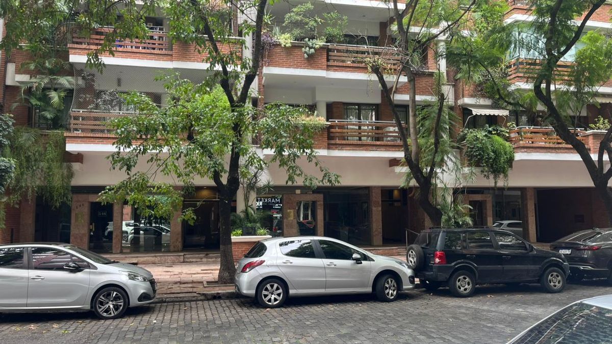 El frente del edificio donde vive Adorni en Caballito.