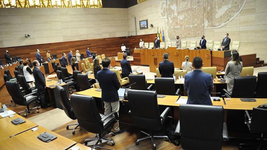 Los diputados de la Asamblea de Extremadura guardan un minuto de silencio por la víctimas de la covid al inicio del pleno celebrado este jueves