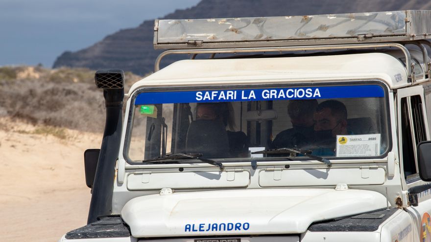 Uno de los jeeps que transportan pasajeros en La Graciosa