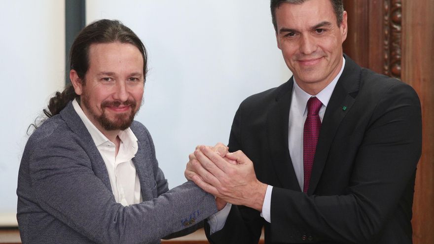 El presidente del Gobierno en funciones, Pedro Sánchez (dech.) y el secretario general de Podemos, Pablo Iglesias (izq).
