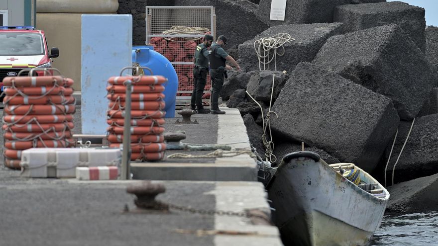 Dos de las 48 personas llegadas este viernes en cayuco a El Hierro son trasladadas al hospital