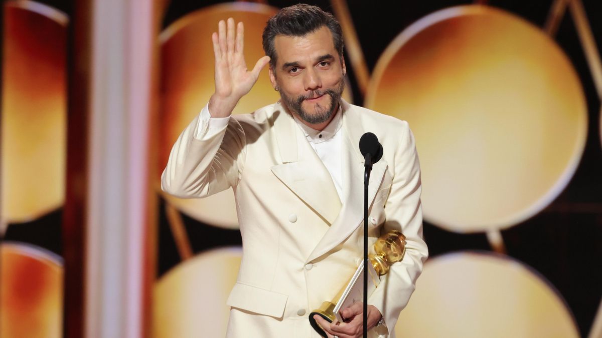 El actor Wagner Moura con su Globo de Oro al Mejor actor en una película de drama por 'El agente secreto'