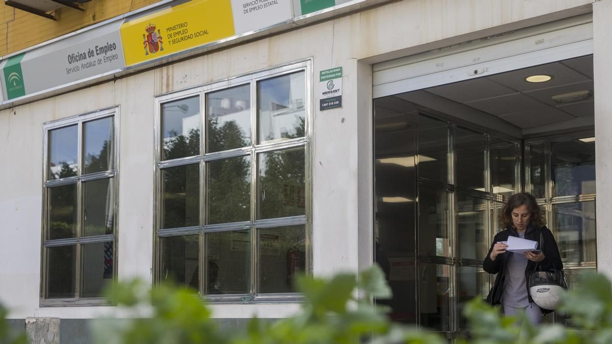 Archivo - Una mujer sale de una oficina de empleo en Sevilla.