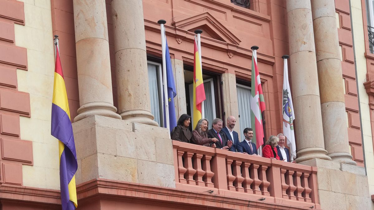 Autoridades en el balcón del Ayuntamiento con la bandera republicana en primer plano.