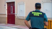 La Guardia Civil investiga si la aparición de dos ancianos muertos en su vivienda de Sangonera la Seca (Murcia) se debió a la deflagración ayer de una bombona de gas o si, por el contrario, pudo deberse a un caso de muerte violenta, para lo que se espera el resultado de la autopsia.