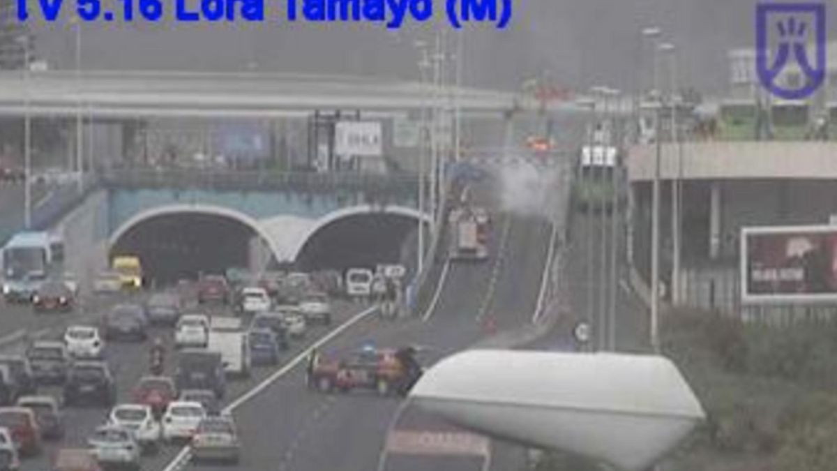 Arde un coche junto a la rotonda de Padre Anchieta, en La Laguna