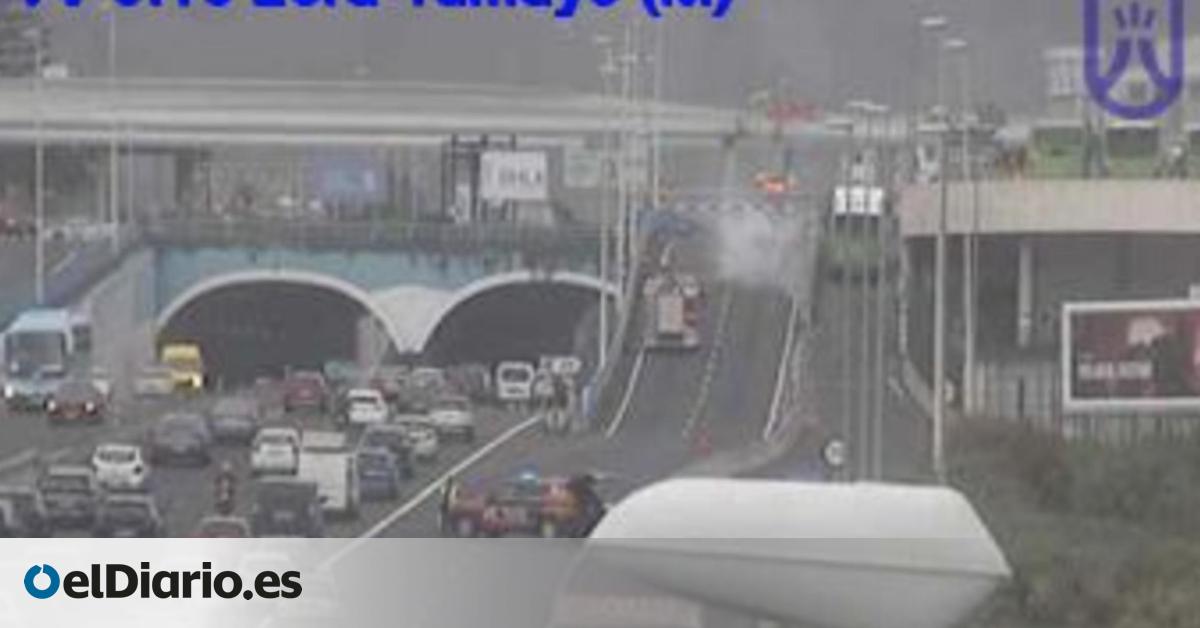 Arde un coche junto a la rotonda de Padre Anchieta, en La Laguna