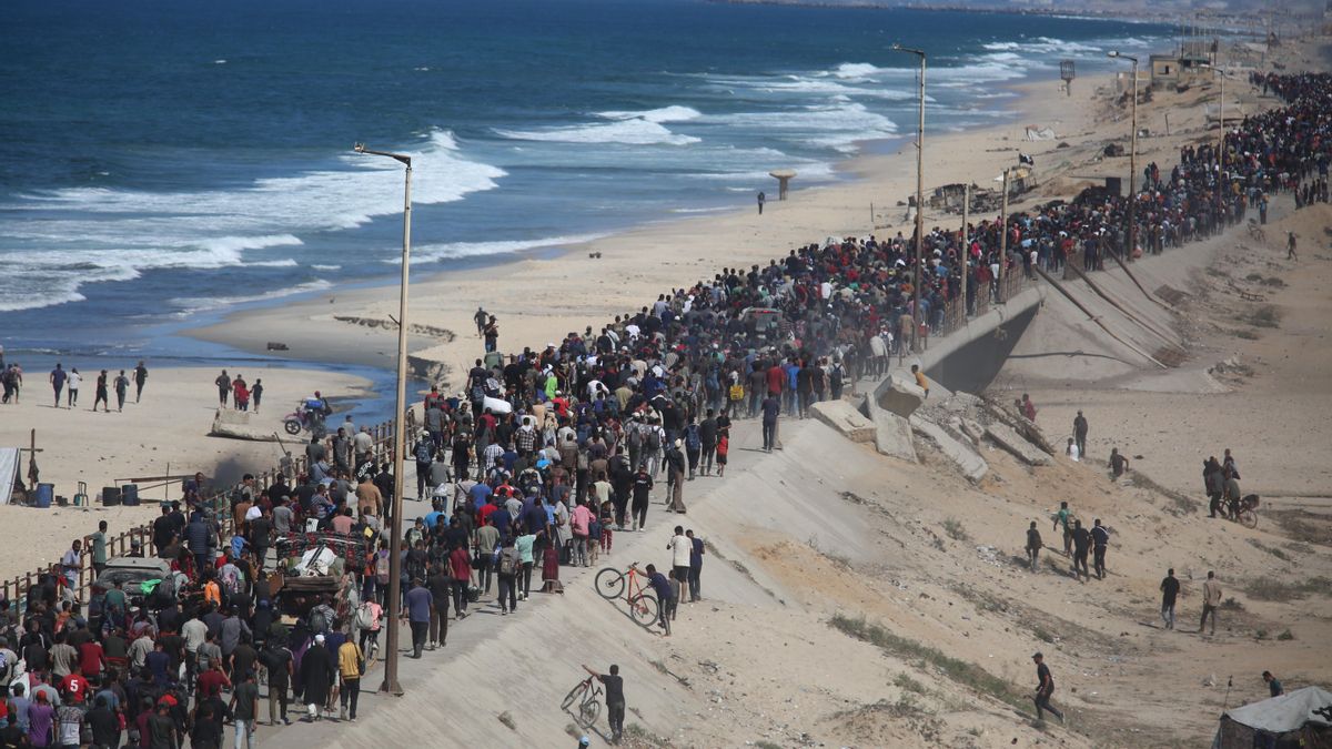 Miles de palestinos caminan por la calle al-Rashid, llevando sus pertenencias mientras se dirigen hacia el norte tras el anuncio de un alto el fuego en la ciudad de Gaza, Gaza, el 10 de octubre de 2025.
