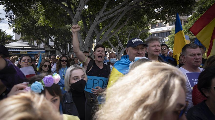 Un joven grita cánticos a favor de Ucrania durante la concentración en contra de la invasión Rusa a Ucrania celebrada este domingo en la plaza de España en Santa Cruz de Tenerife. EFE/ Miguel Barreto