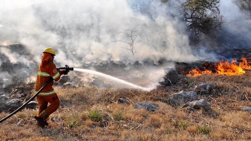Vientos de 90 kilómetros por hora avivaron los focos en la zona de Villa Cura Brochero