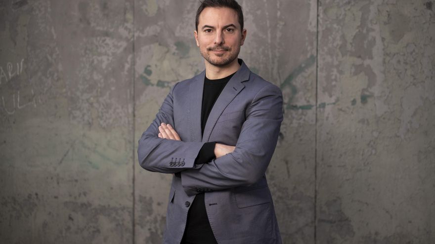 Juan Lobato, secretario general del PSOE Madrid y candidato del PSOE a la presidencia de la Comunidad de Madrid, fotografiado en el centro de Madrid.