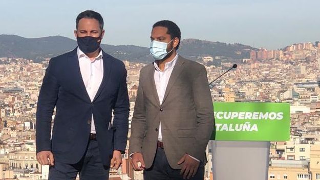 El presidente de Vox, Santiago Abascal, junto al candidato a las elecciones al Parlament, Ignacio Garriga