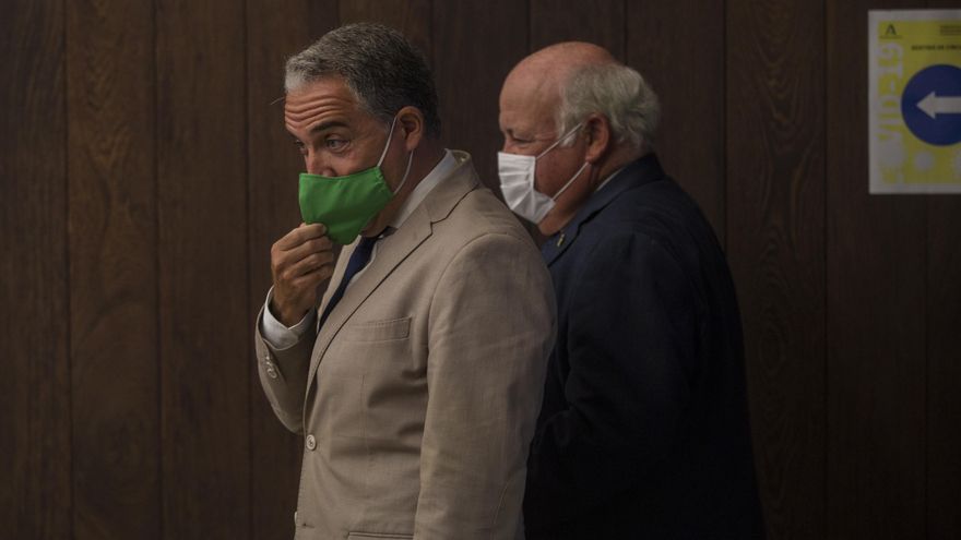 El Gobierno andaluz se enreda con la "transmisión comunitaria" del virus en Málaga: cuatro versiones en 48 horas