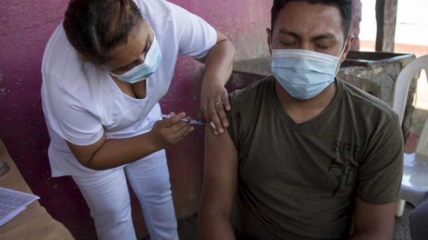 En los últimos siete días Nicaragua registró 102 nuevos casos de la covid-19 y una muerte por la enfermedad, lo que elevó a 17.274 los contagios confirmados y a 213 los decesos acumulados, según el informe de las autoridades de salud. Foto de archivo. EFE/Jorge Torres