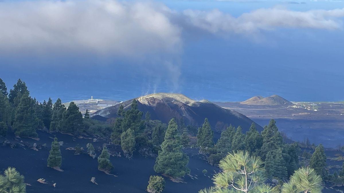 El semáforo de riesgo volcánico se mantiene amarillo en La Palma al subsistir “determinados riesgos para la población”