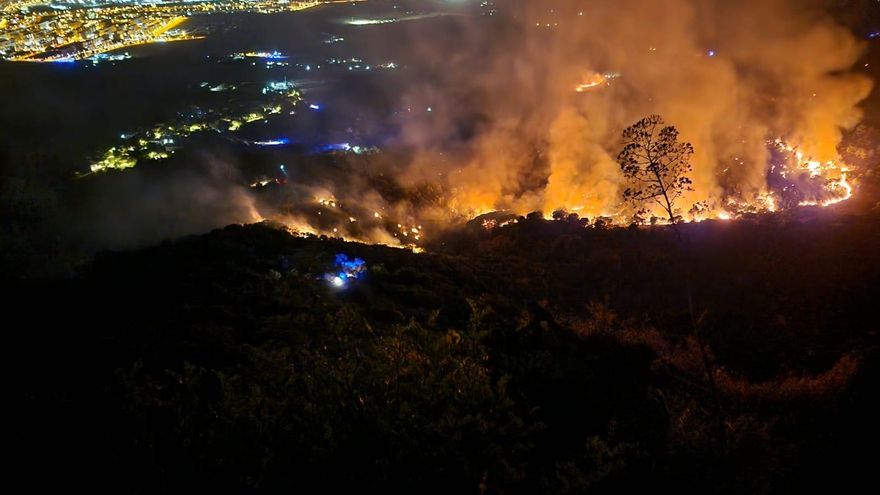 Voluntarios contra el incendio de madrugada: “Nos asustamos, pensamos que el fuego se iba por Las Ermitas”