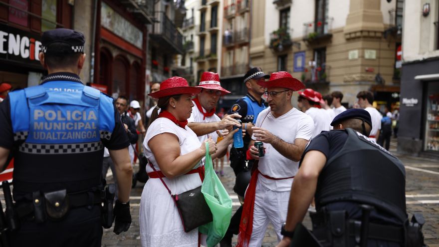 Vista de las medidas de seguridad para acceder a la Plaza Consistorial de Pamplona este 6 de julio.