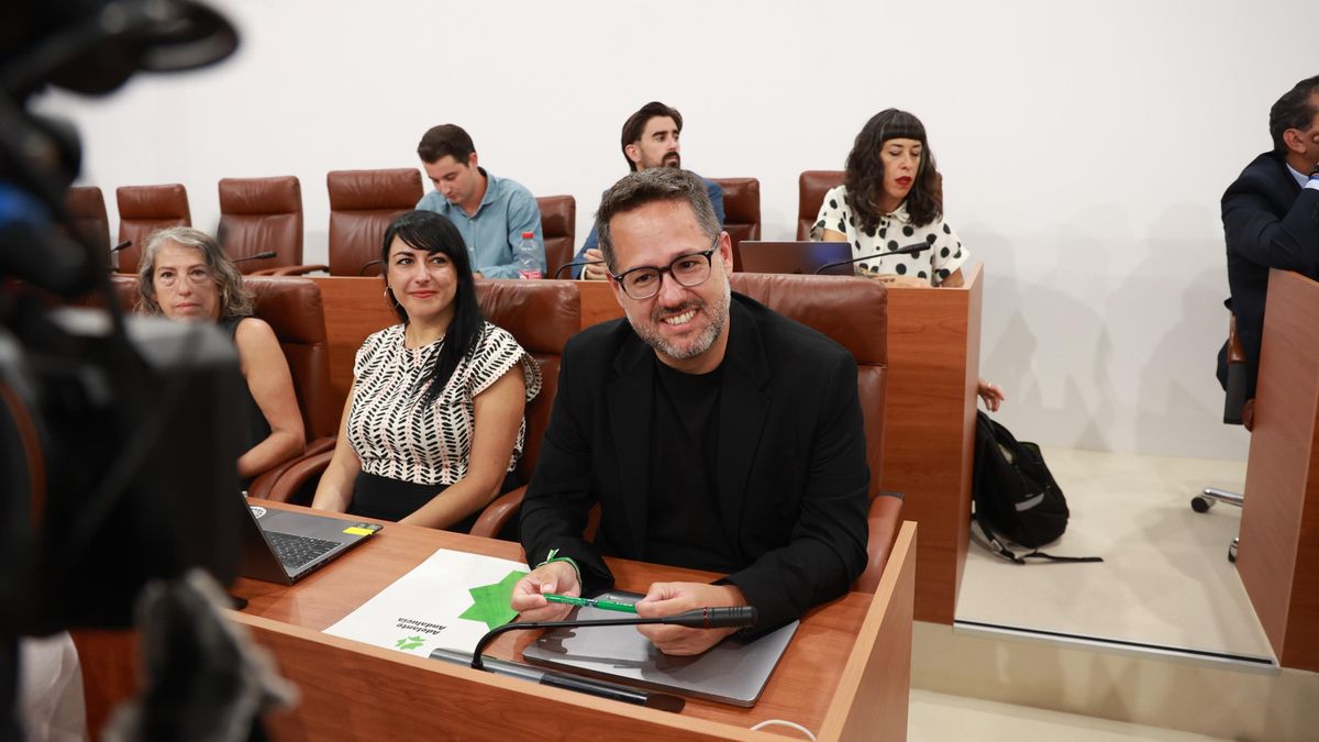 El portavoz de Adelante Andalucía, José Ignacio García, participa en el debate de investidura que acoge este lunes el Parlamento andaluz.