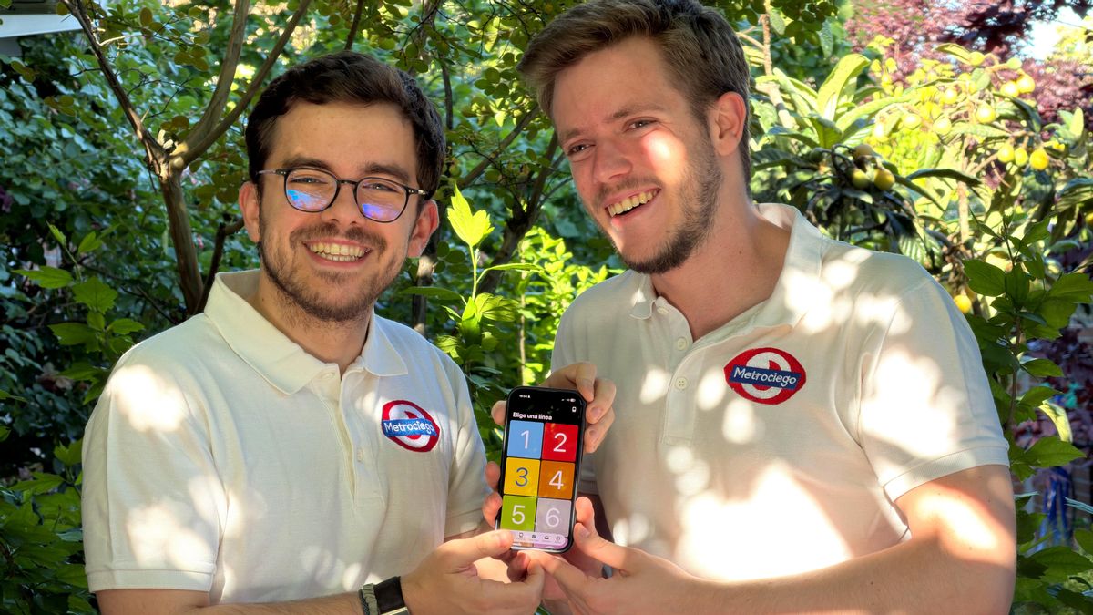 Coger el Metro con los ojos cerrados: dos amigos llevan una década mapeando estaciones para guiar a ciegos en Madrid