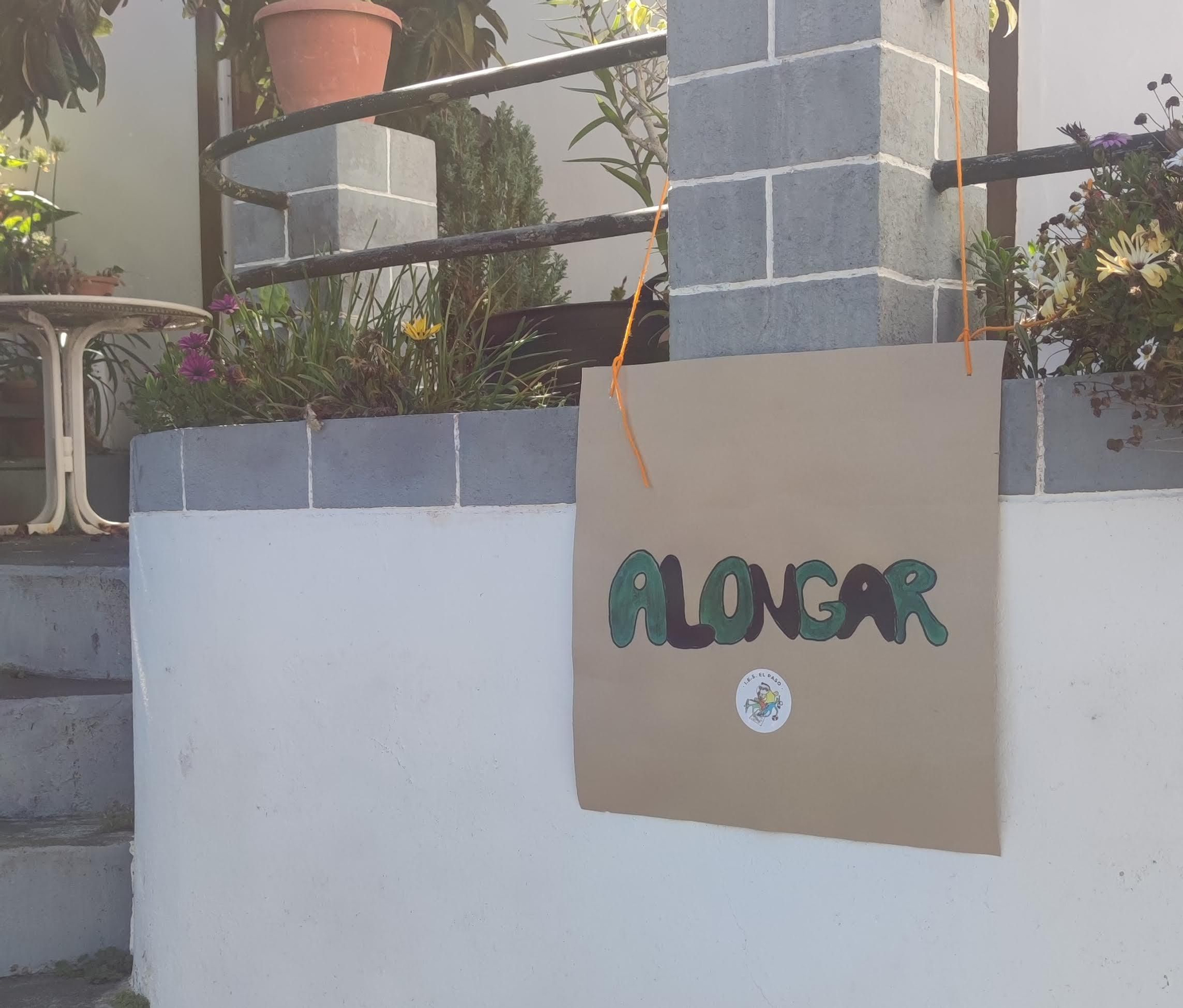 Cartel con la palabra 'alongar'. FERNANDO B Y HALLEY.