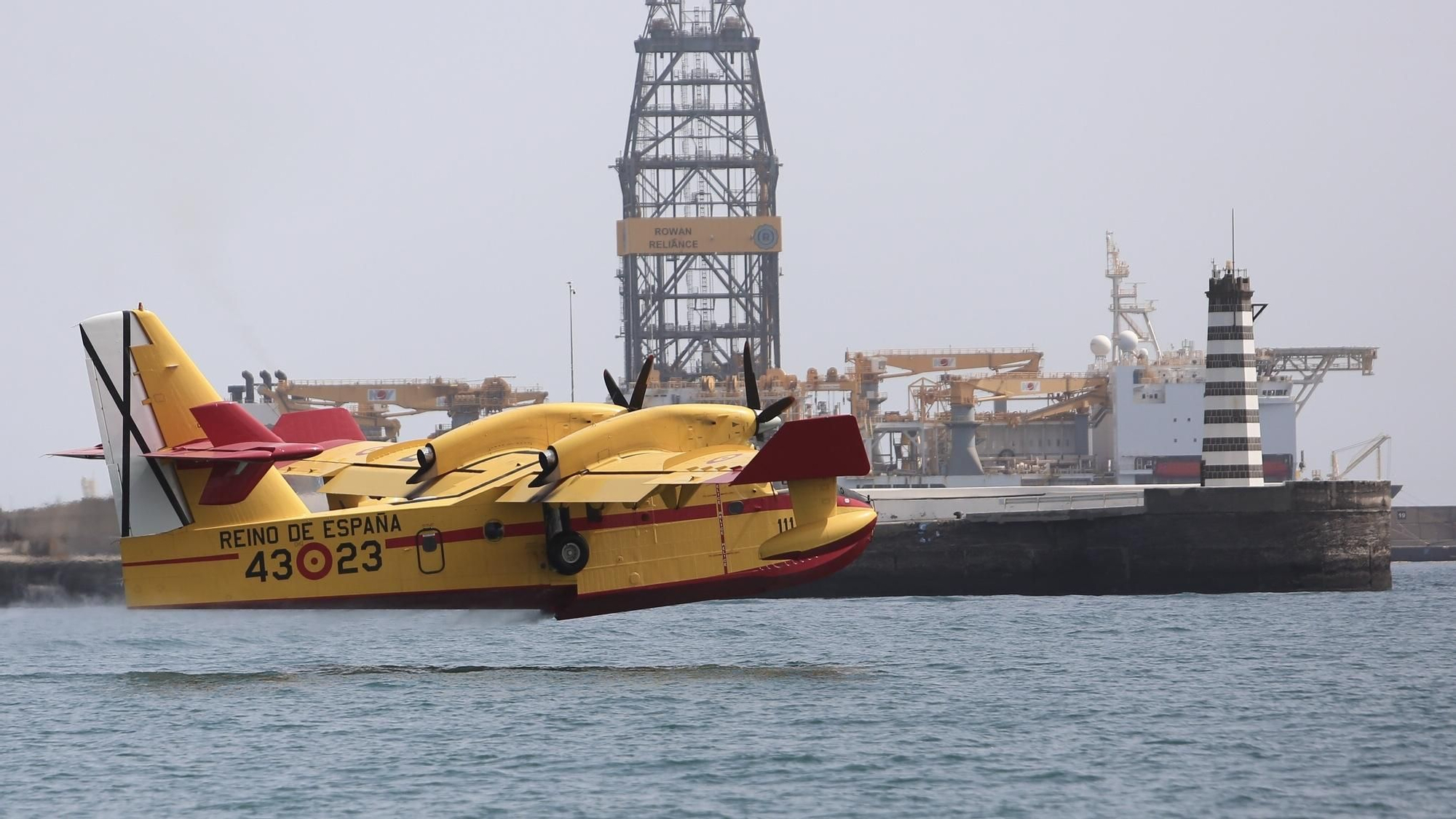 Hidroavión cargando en Las Palmas de Gran Canaria.