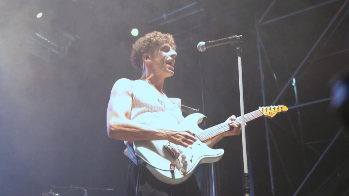 El vocalista de la banda Veintiuno durante un concierto en Toledo