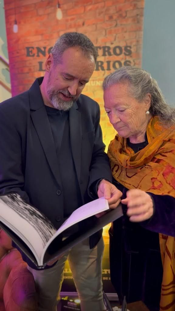 Emilio Barrionuevo y Elsa López con el libro 'La más hermosa'.