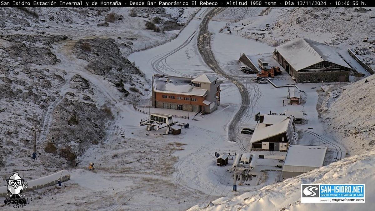 Así se ha blanqueado ya de nieve la zona baja de la estación de esquí de San isidro.